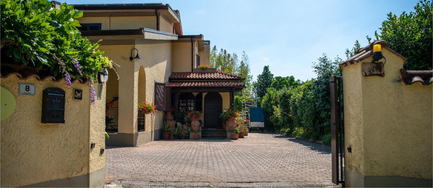 Alloggio Per Uso Turistico Sant'Andrea Lariano Luaran gambar