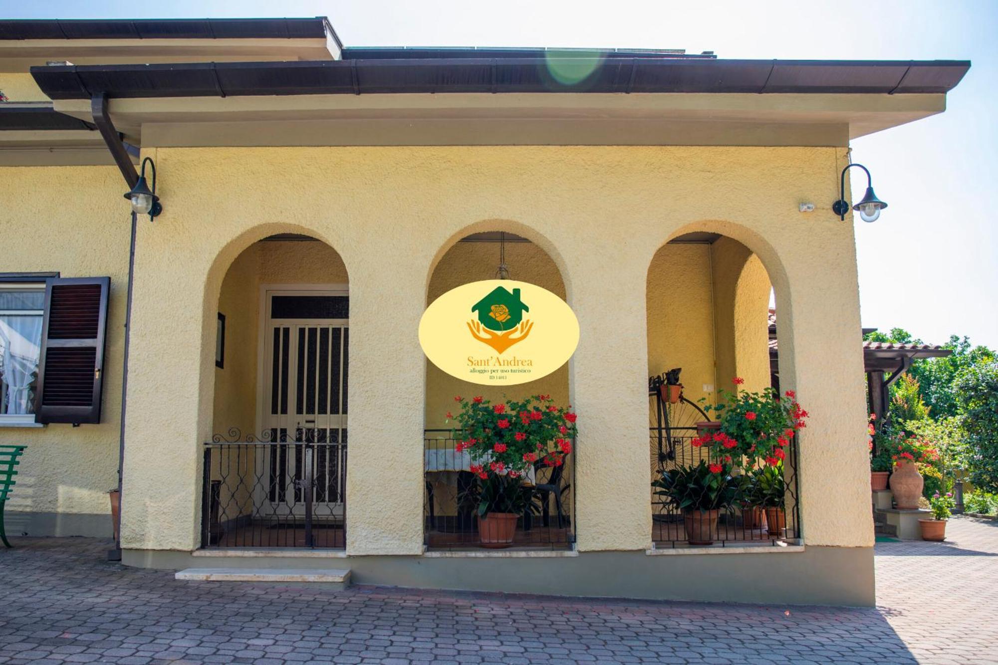 Alloggio Per Uso Turistico Sant'Andrea Lariano Luaran gambar