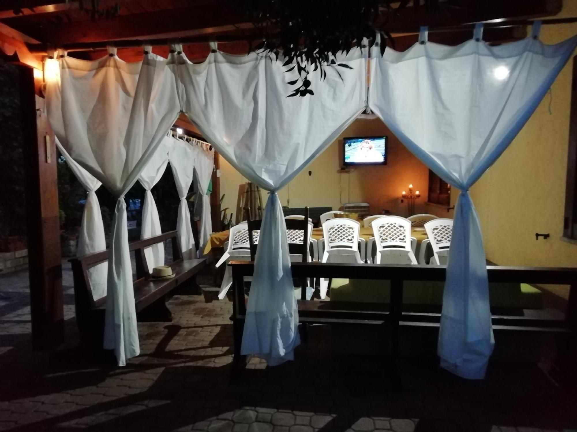 Alloggio Per Uso Turistico Sant'Andrea Lariano Luaran gambar